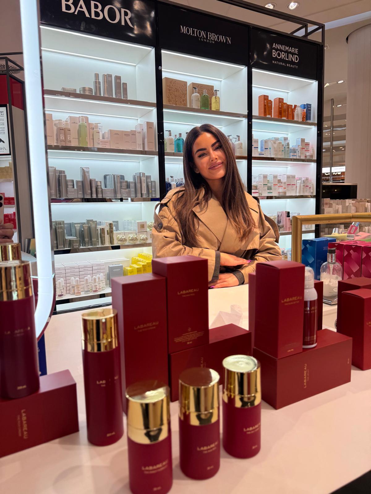 Founder van LABAREAU bij de LABAREAU-collectie in de winkel